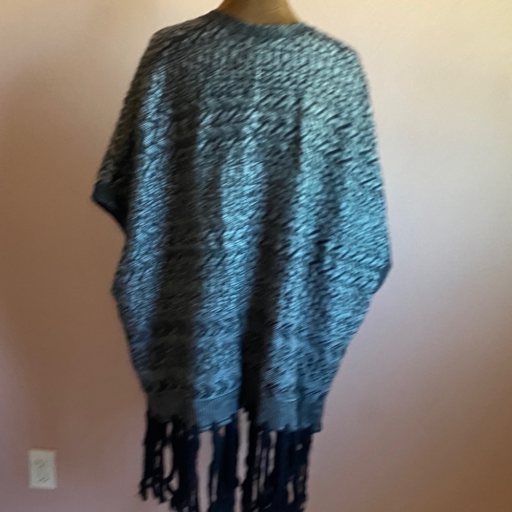 Banana Republic Black and Gray Patterned Poncho - Picture 5 of 9